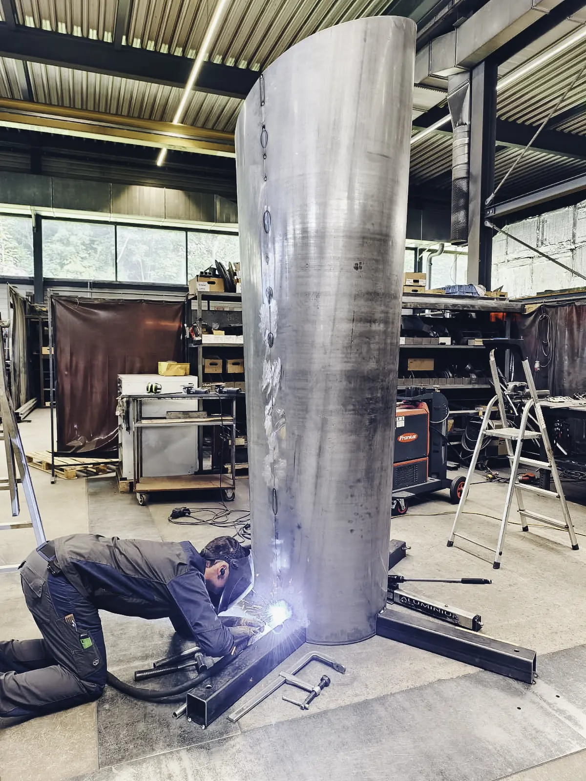 Schweißen der Stahlsegmente für die Skulptur Serpentinata bei VMZ