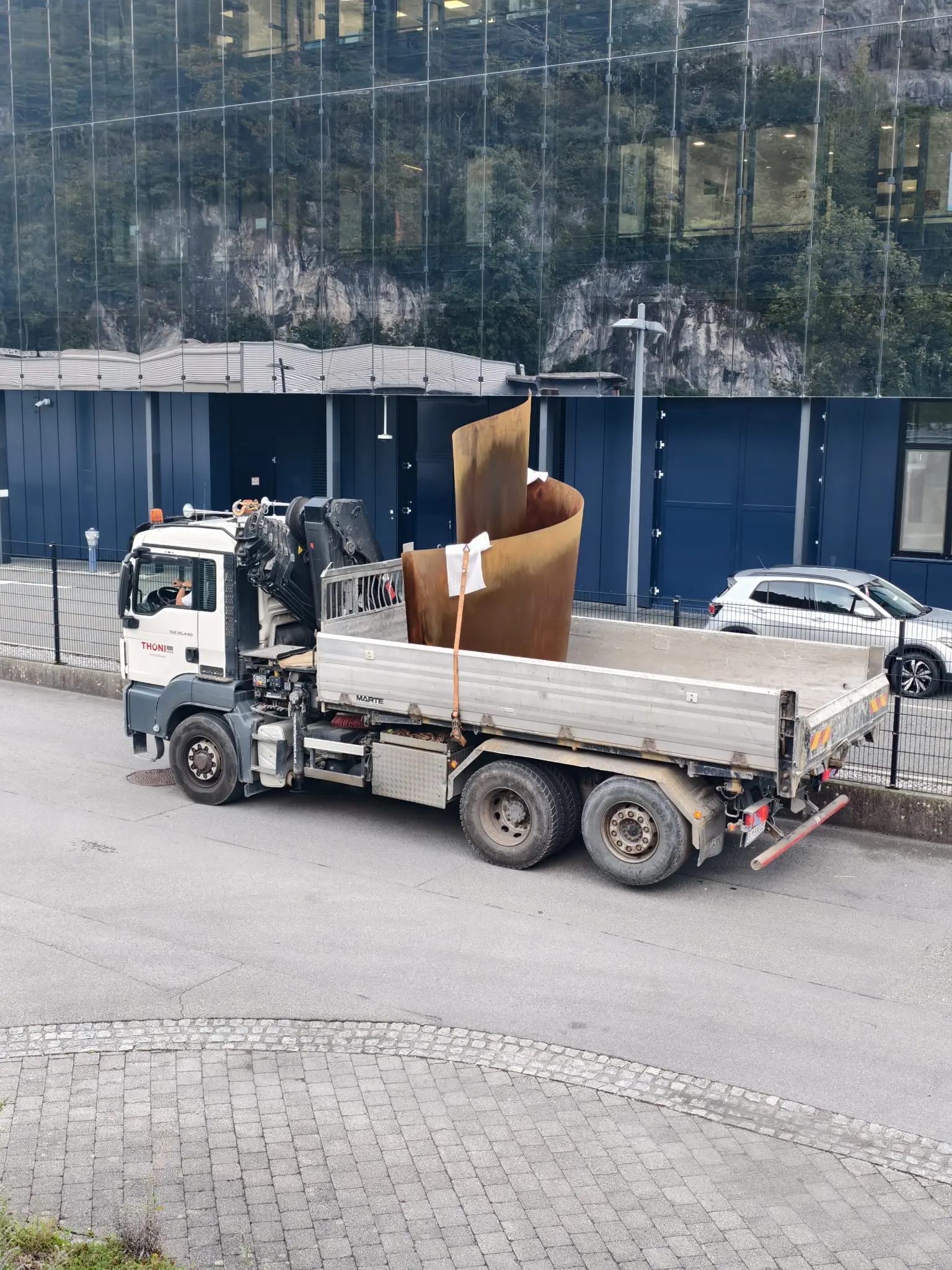 Transport der Skulptur Serpentinata an den Muttersberg