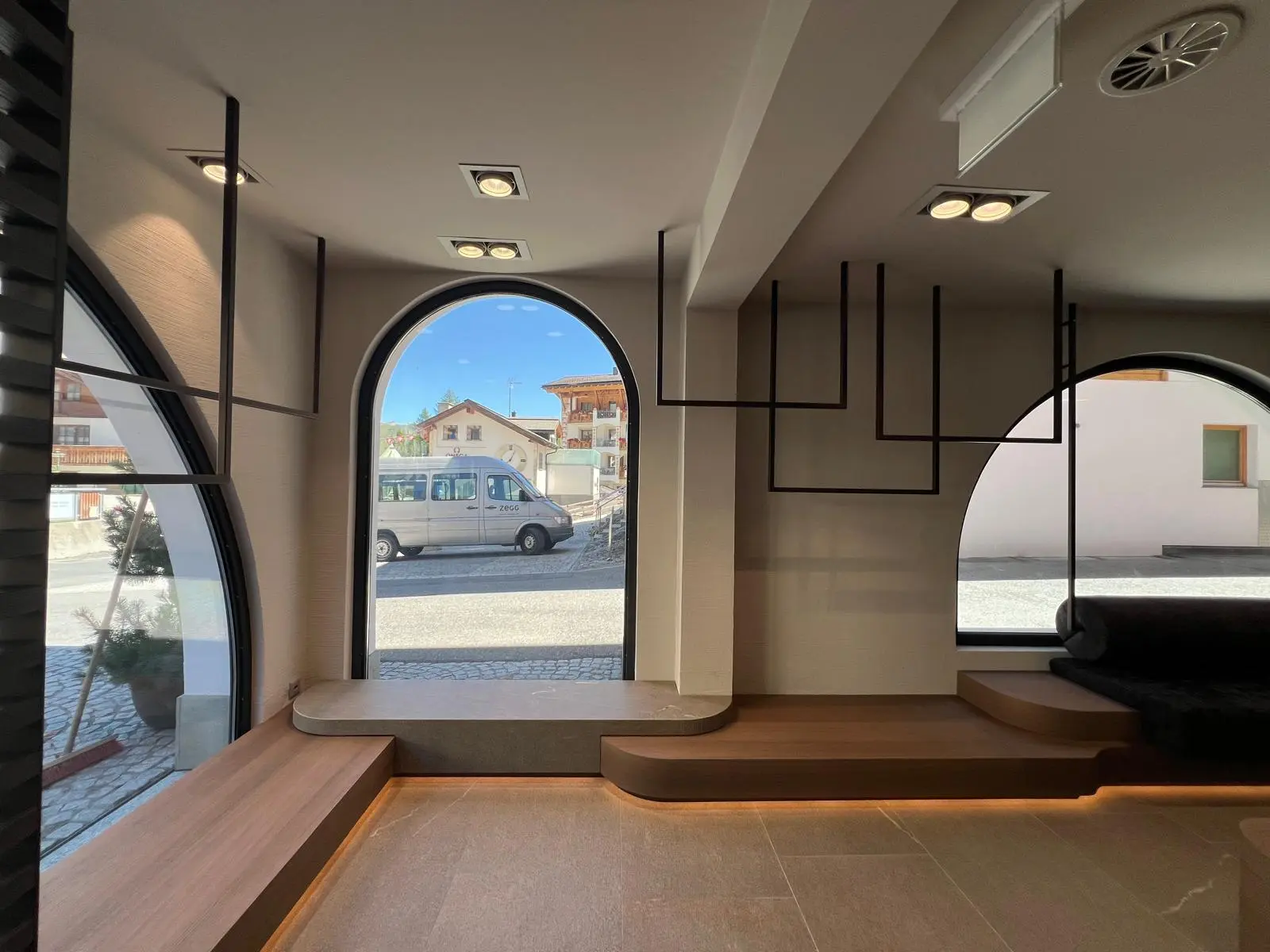 Bogenfenster mit Sitzpodest, Stahlkonstruktion für FORMWERK GMBH
