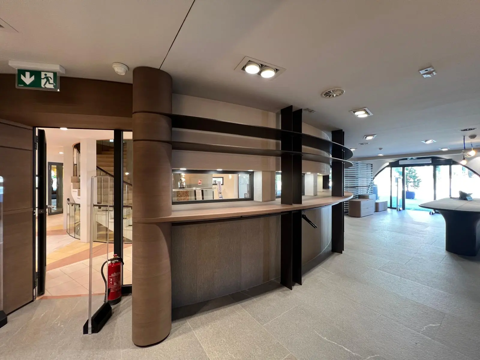 Theke und Kassenbereich mit gerundeter Stahlsäule bei FORMWERK GMBH