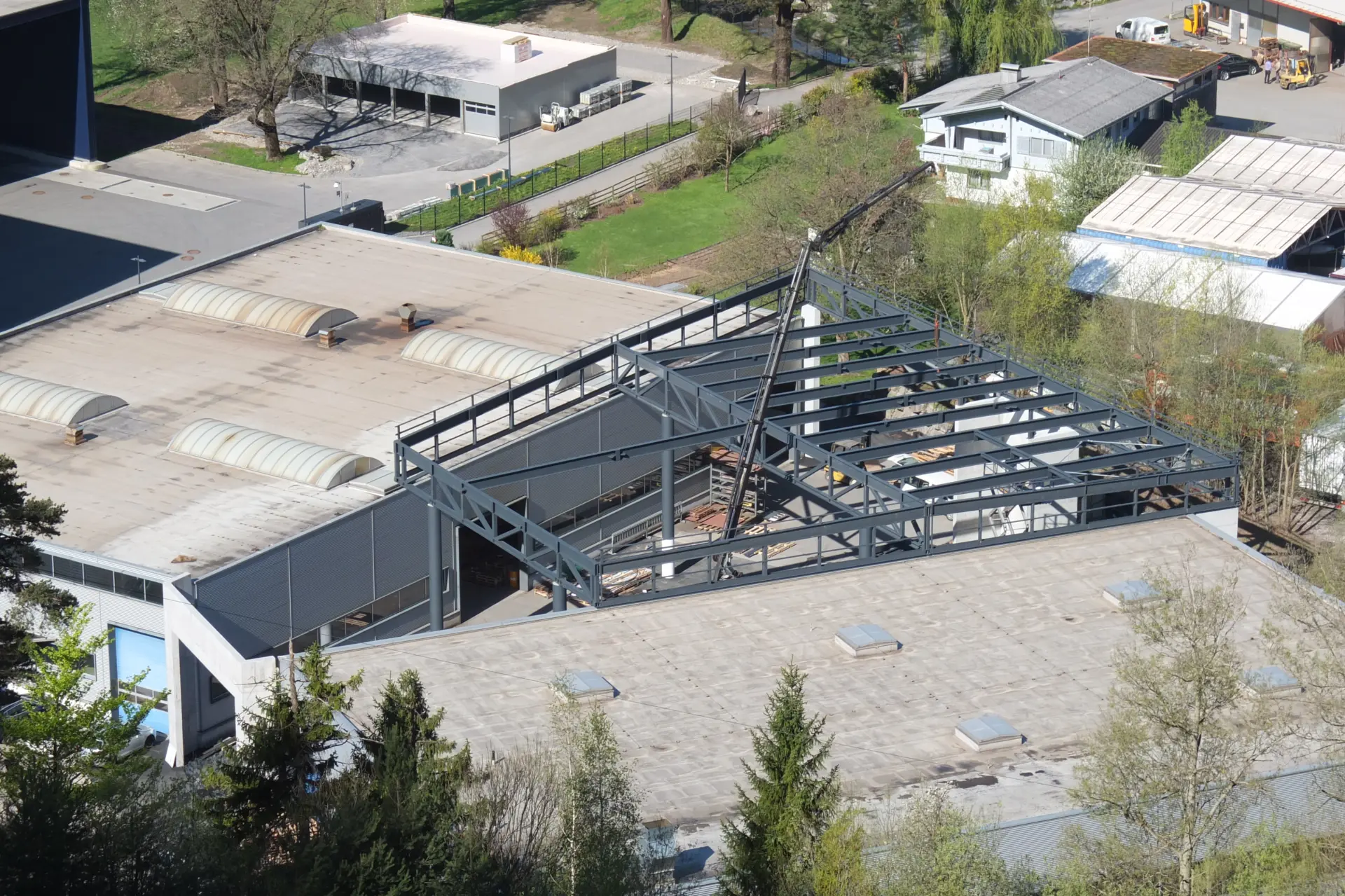 Halle 1 und Halle 2 der VMZ aus der Vogelperspektive nach der Verbindung 2015