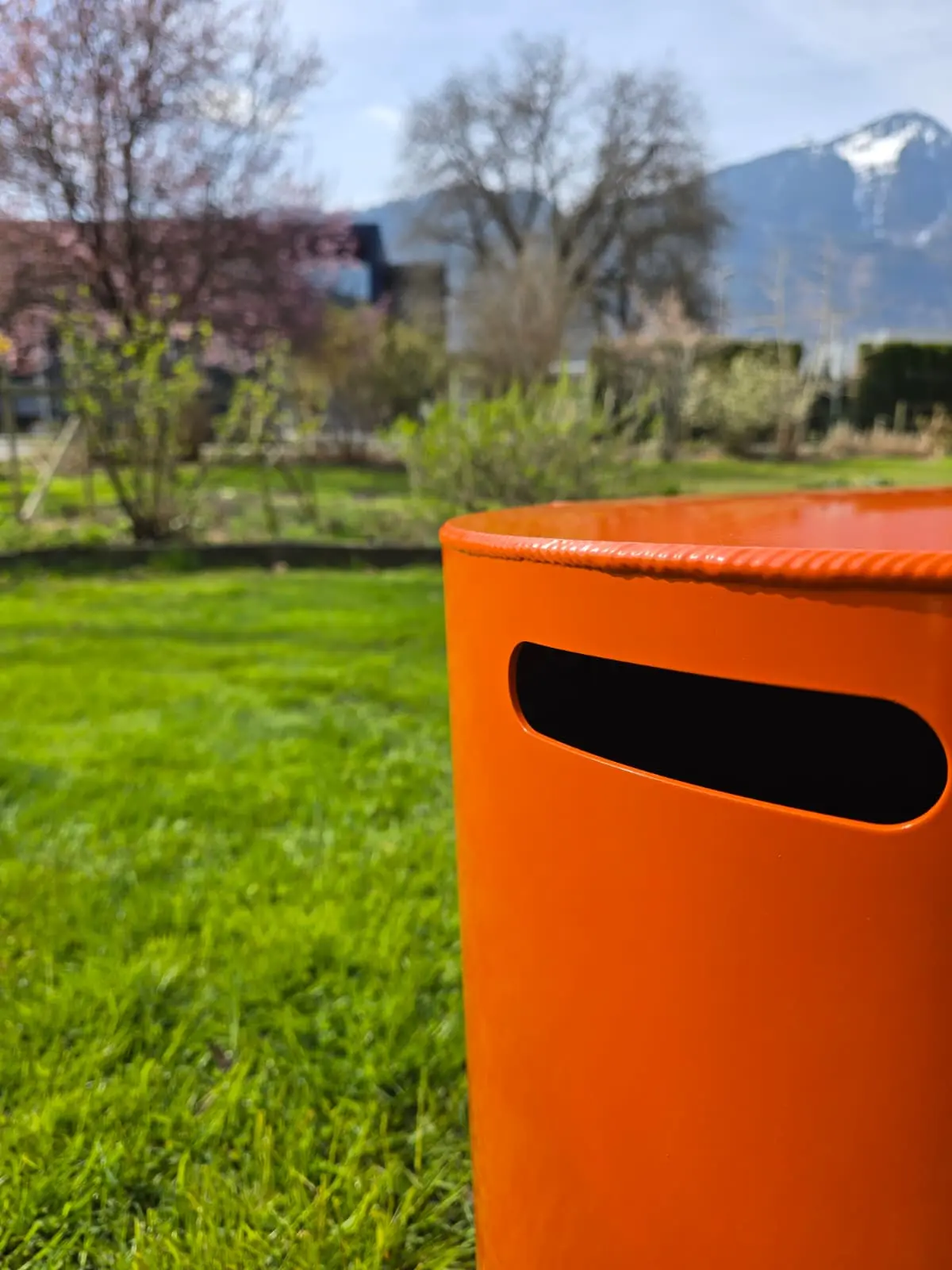 Detailansicht des lasergeschnittenen Griffausschnitts am VMZ Hocker