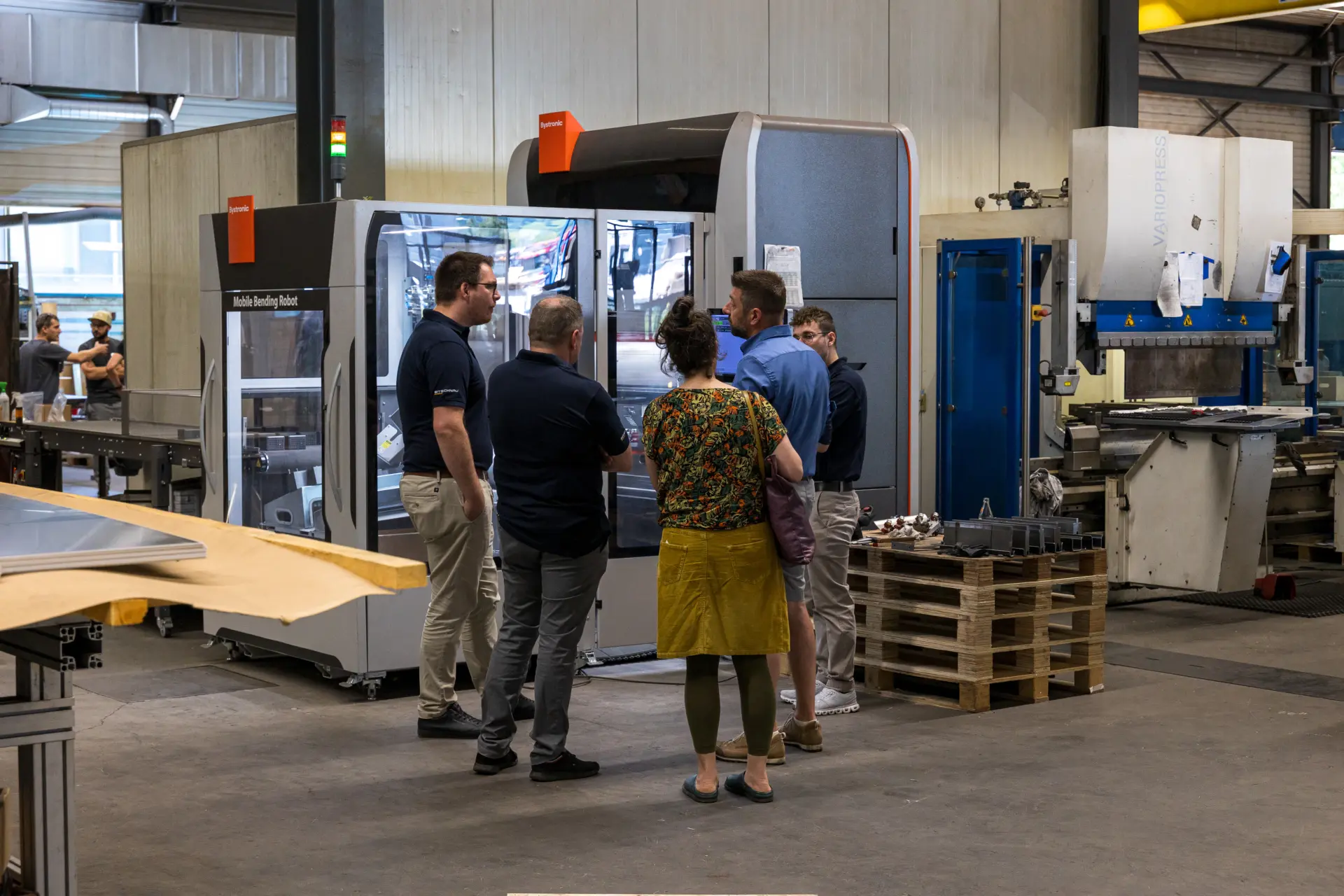 Besucher bei der Besichtigung einer Produktionsmaschine bei VMZ