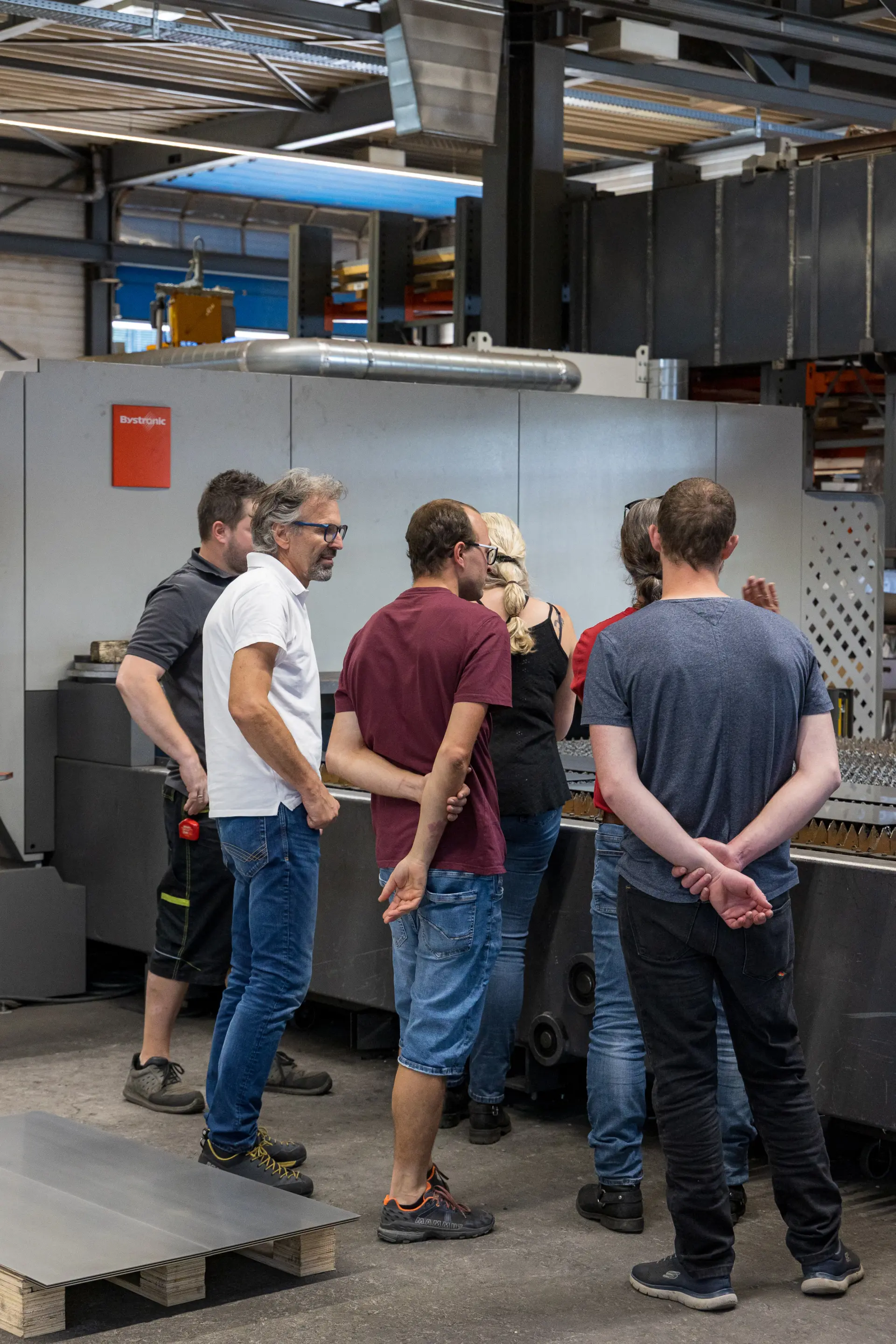Gespräche an der Laserschneidanlage beim VMZ Kundentag