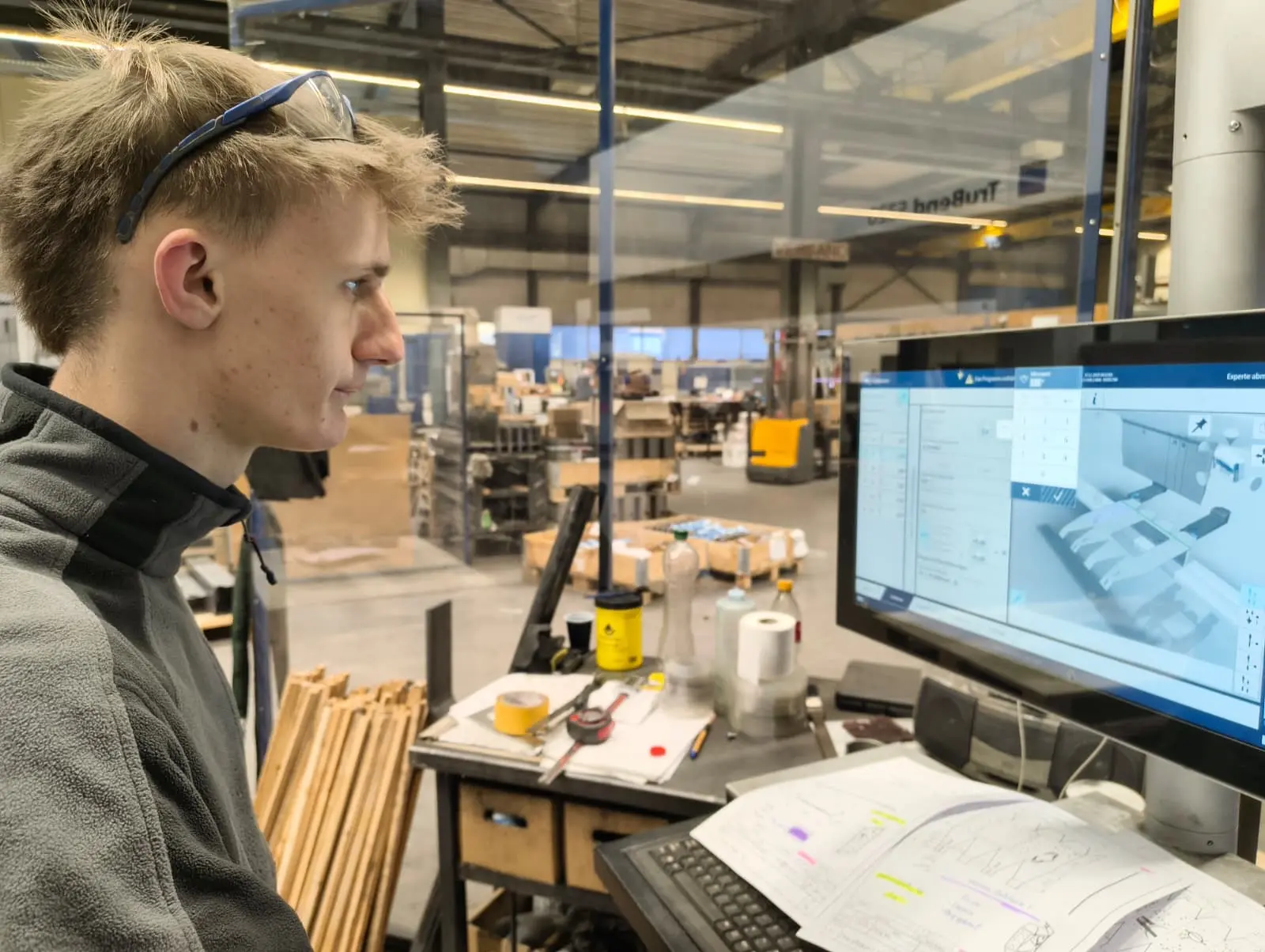 Philipp programmiert an der Kantmaschine die Biegereihenfolge und wählt Matrize und Stempel