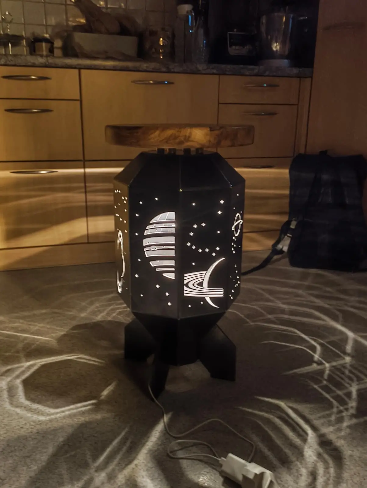 Fertiger Beistelltisch mit Massivholzplatte und LED-Beleuchtung
