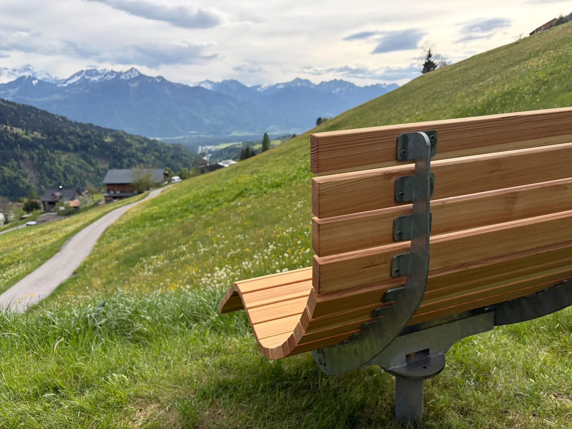 VMZ Relaxliege aus Stahl und Holz im Außenbereich