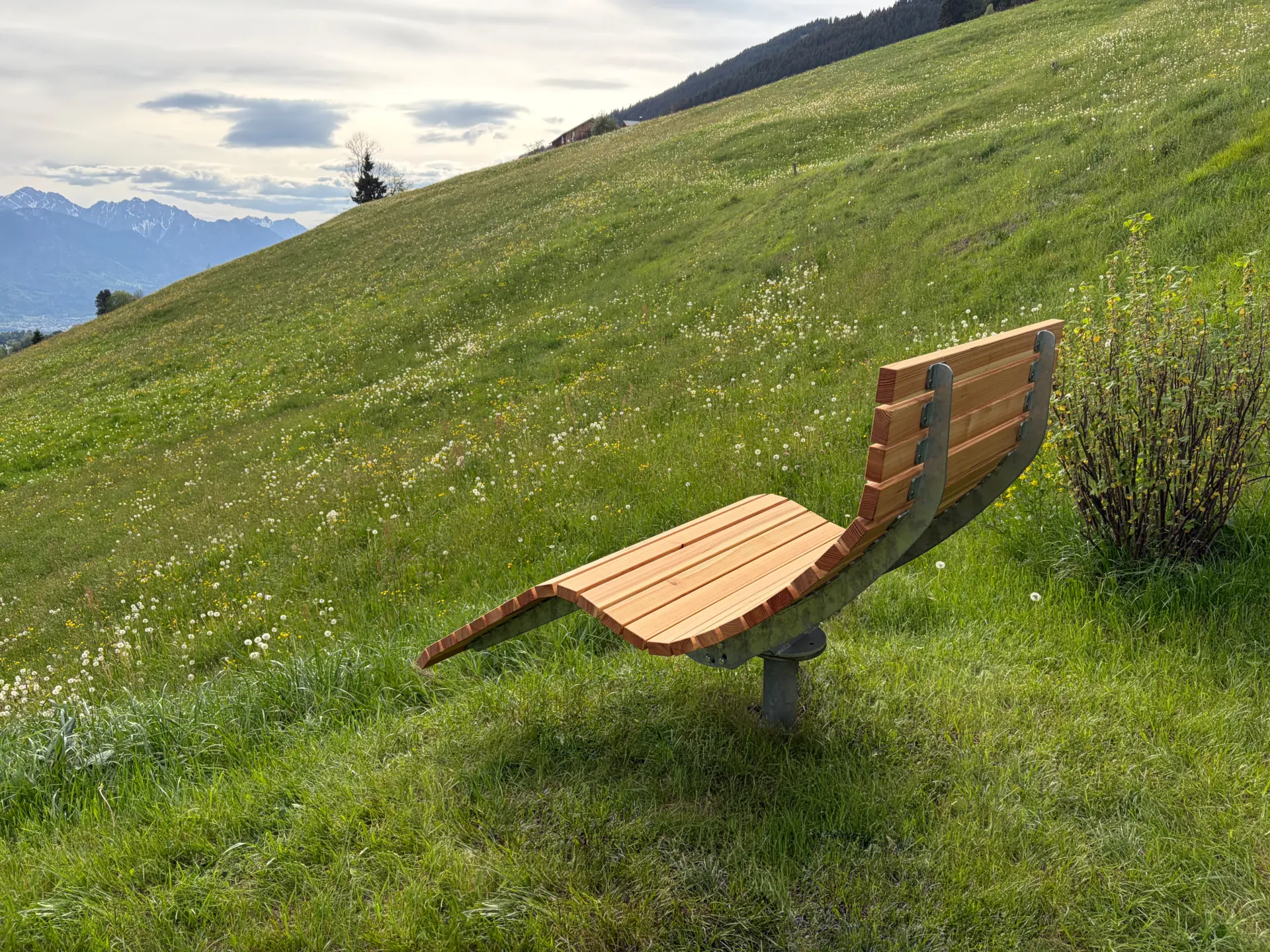 VMZ Relaxliege auf einer Terrasse mit Aussicht
