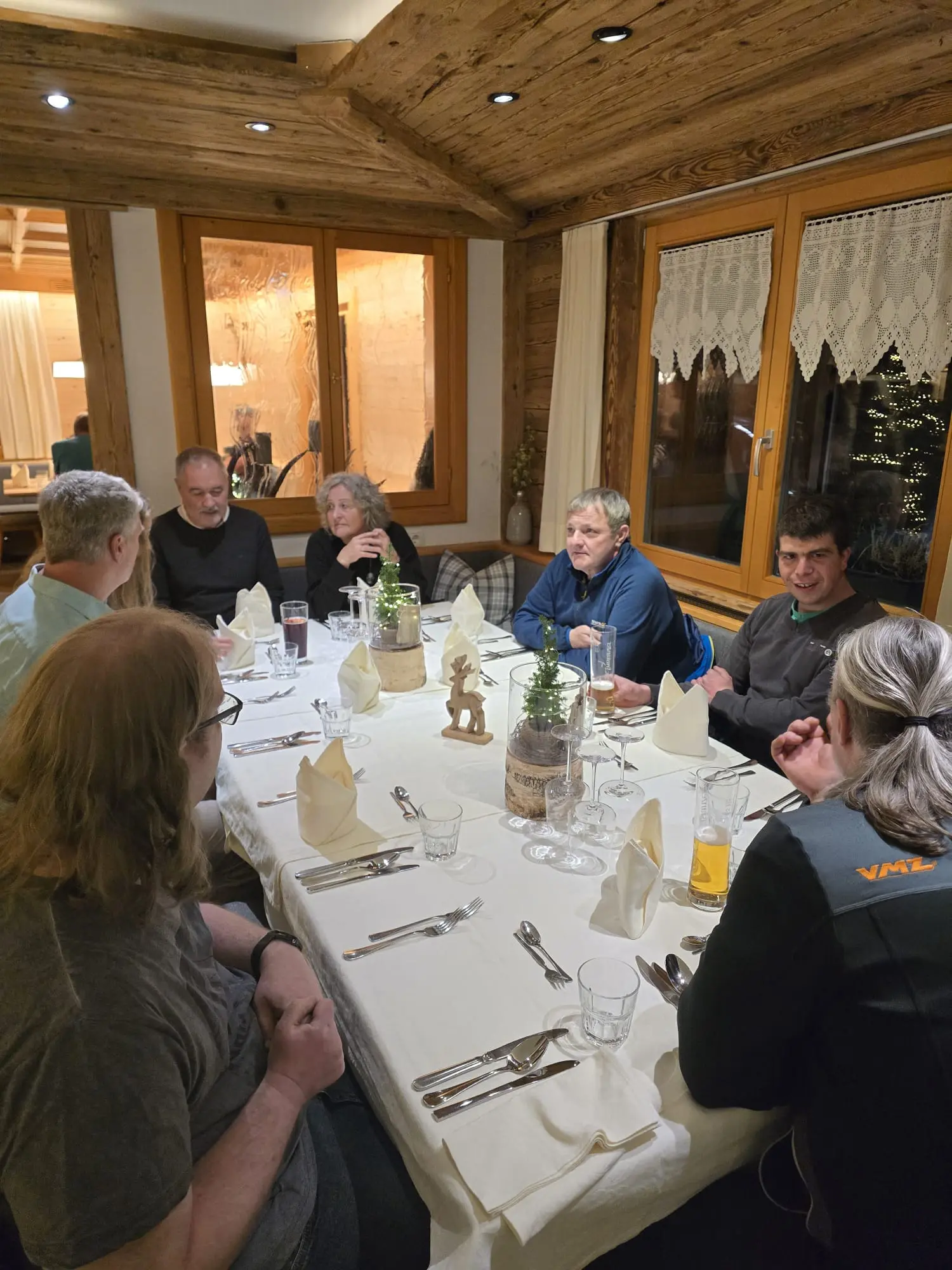 Das VMZ-Team sitzt gemeinsam am Tisch bei der Weihnachtsfeier 2025