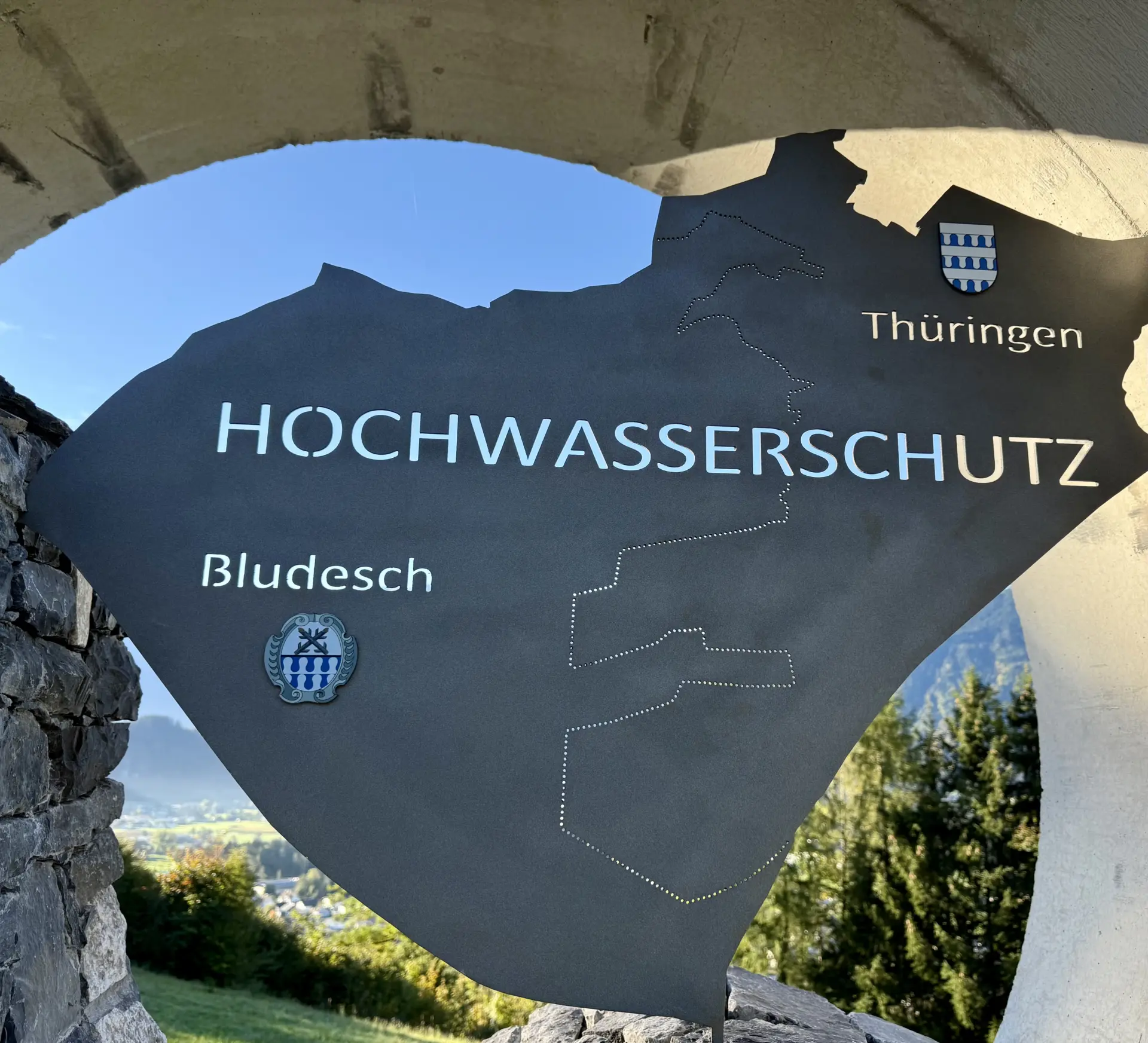 Cortenstahl-Zuschnitt mit Kartensilhouette, Gemeindewappen und Schriftzug Hochwasserschutz